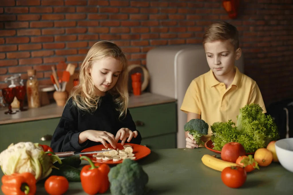 Niños preparando verduras cosechadas del huerto